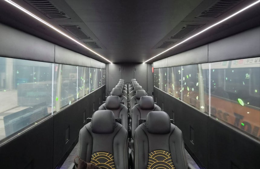 지난 17일 경북 경주시가 운영하는 '골든 신라 경주 XR 버스' 내부 모습.김정석 기자