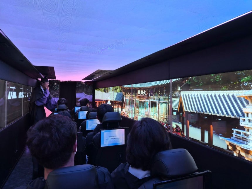 지난 17일 경북 경주시가 운영하는 '골든 신라 경주 XR 버스'에서 탑승객들이 실감형 XR 콘텐트를 감상하고 있다.김정석 기자