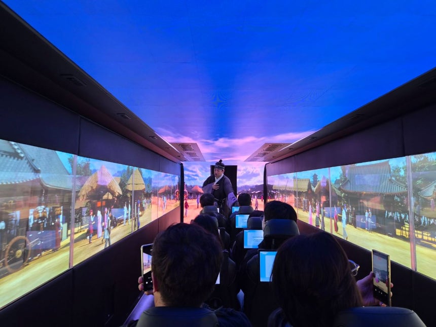 지난 17일 경북 경주시가 운영하는 '골든 신라 경주 XR 버스'에서 탑승객들이 실감형 XR 콘텐트를 감상하고 있다.김정석 기자