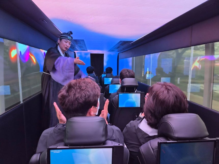 지난 17일 경북 경주시가 운영하는 '골든 신라 경주 XR 버스'에서 탑승객들이 가이드의 진행에 따라 퀴즈를 풀고 있다.김정석 기자