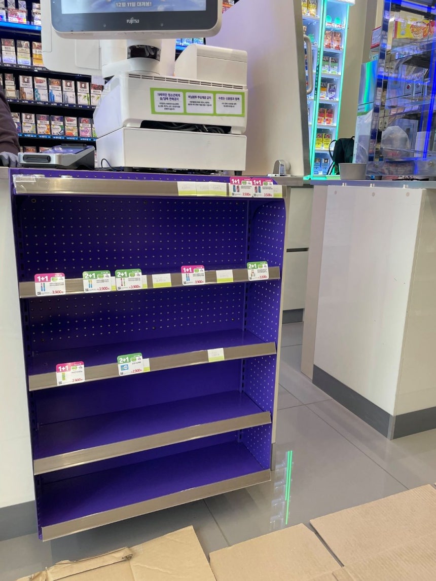 경기 평택의 한 CU 매장의 일부 매대가 물품을 공급받지 못해 텅 비어 있다. 사진 독자 제공 