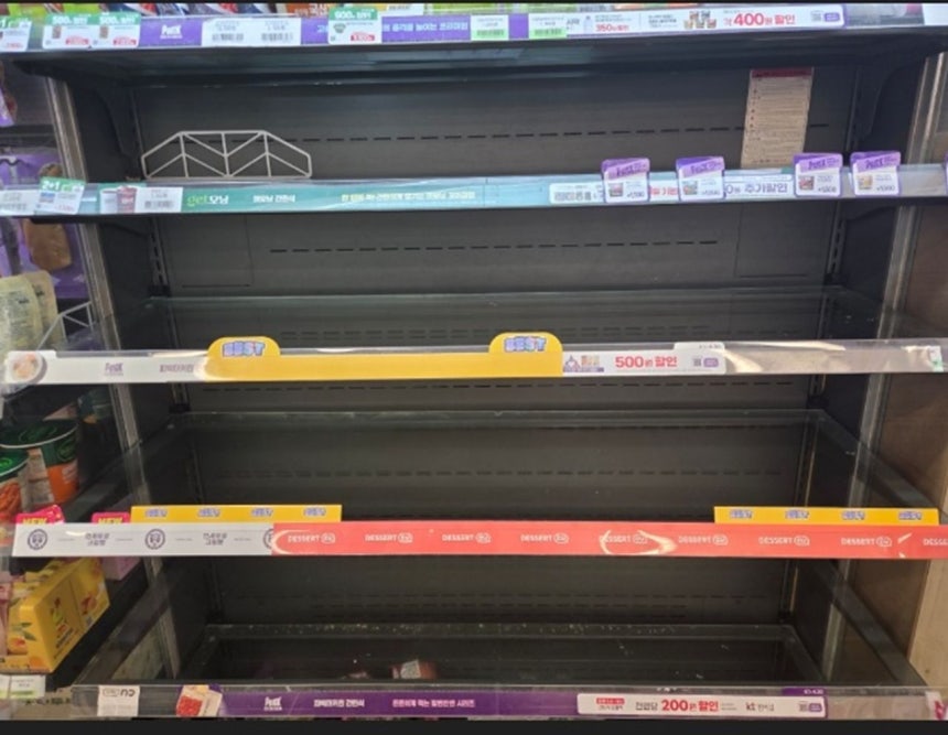 경기 평택의 한 CU 매장의 일부 매대가 물품을 공급받지 못해 텅 비어 있다. 사진 독자 제공 