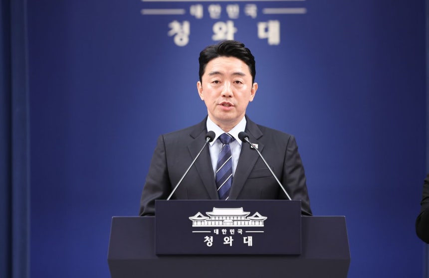 강훈식 대통령비서실장이 19일 청와대 기자회견장에서 이재명 대통령의 국회 특별감찰관 임명 절차 개시 재요청 관련 브리핑을 하고 있다. 연합뉴스