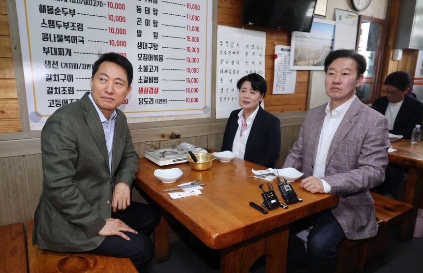 국민의힘 서울시장 후보인 오세훈 서울시장(왼쪽)이 19일 서울 종로구 한 식당에서 서울시장 경선을 펼친 윤희숙 전 의원, 박수민 의원과 오찬을 하고 있다. 연합뉴스