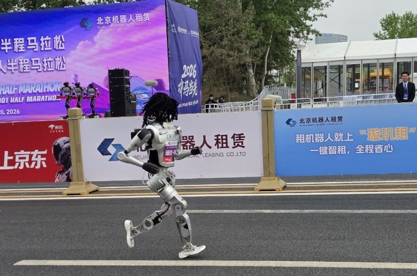 19일 중국 베이징시 이좡에서 개최된 '제2회 휴머노이드 로봇 하프마라톤 대회'에 참가한 한 로봇이 가발을 쓴 채 달리고 있다. 연합뉴스