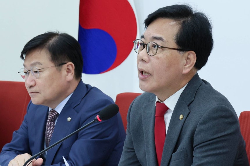 송언석 국민의힘 원내대표(오른쪽)와 정점식 국민의힘 정책위의장. 임현동 기자