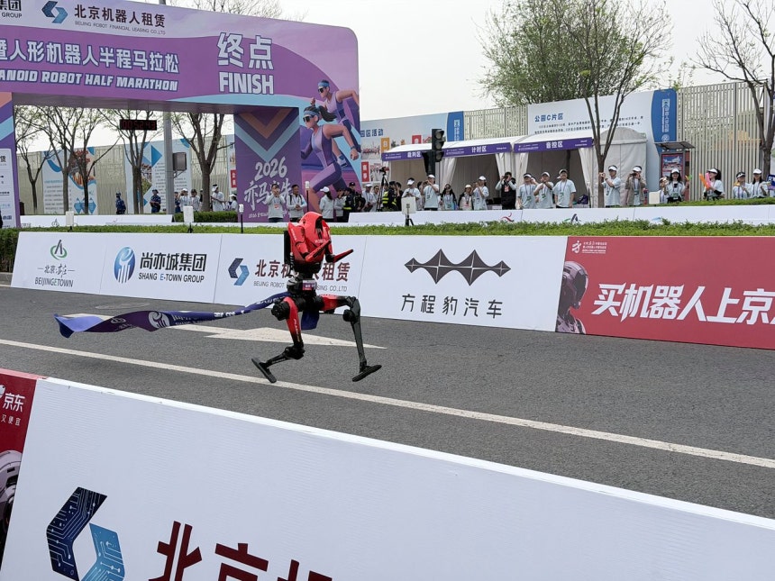 19일 중국 베이징에서 개최된 ‘베이징 이좡 휴머노이드 로봇 하프 마라톤’ 참가 로봇이 결승선 테이프를 매단 채 달리고 있다. 신경진 특파원