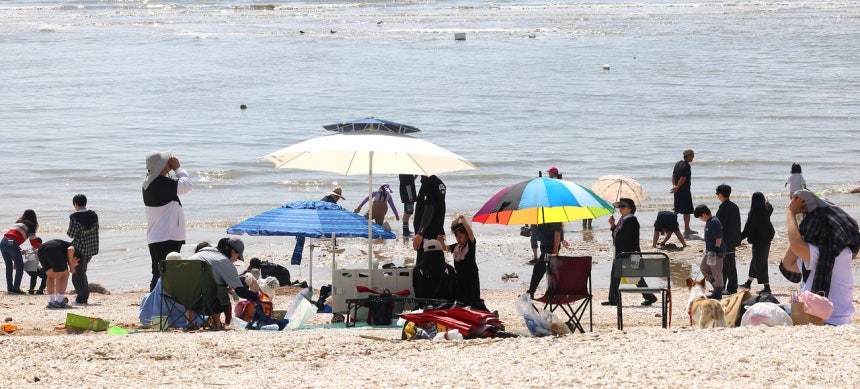 초여름 날씨를 보인 19일 인천 중구 선녀바위 해수욕장을 찾은 시민들이 더위를 식히고 있다. 연합뉴스