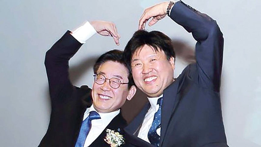 2019년 12월 이재명 당시 경기도지사와 김용 전 대변인이 ‘김용의 북콘서트’에 참석해 손 하트를 하며 사진을 찍고 있다. 이 대표는 이날 축사를 하며 “김용 전 대변인은 뜻을 함께하는 벗이자 제 분신 같은 사람”
