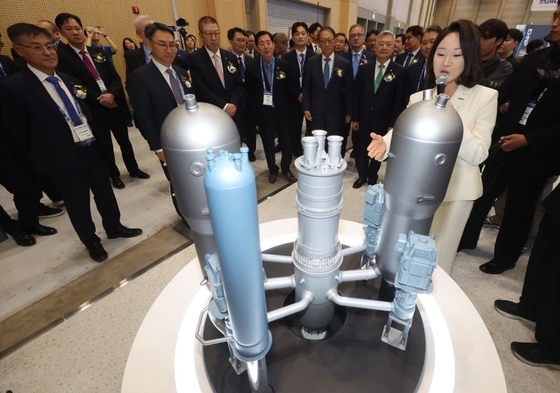 [사진] 원자력 전시회에 쏠린 눈