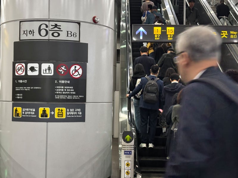 [단독] 에스컬레이터 다시 두줄 서기…“1분이 급한데” 시민 술렁
