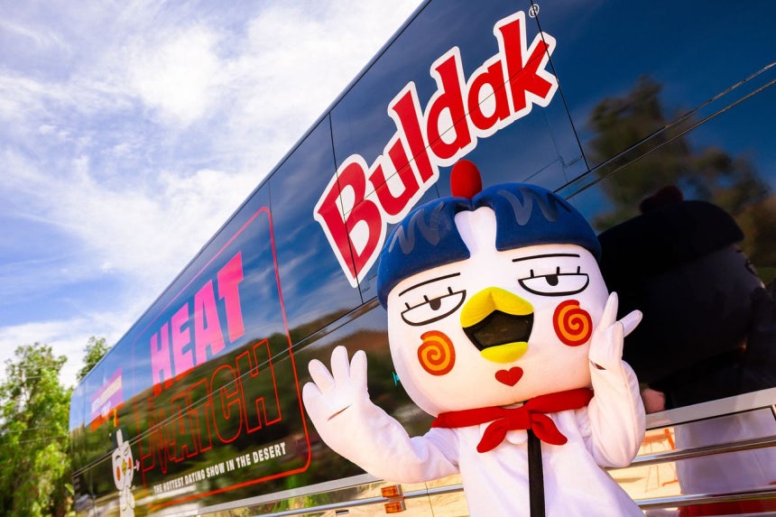 삼양식품은 브랜드 '불닭'을 엔터테인먼트와 결합한 데이팅 리얼리티 쇼 '히트 매치'를 미국에서 공개했다고 17일 밝혔다.사진은 '히트 매치'에 등장하는 불닭 버스.사진 삼양식품