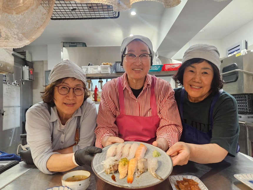 지난 20일 오전 울산시 남구 신정동 초밥집 스시은에서 공용자(74)·장정희(71)·백현자(63)씨가 자신들이 만든 초밥을 앞에 두고 활짝 웃고 있다.[사진 울산 남구시니어클럽]