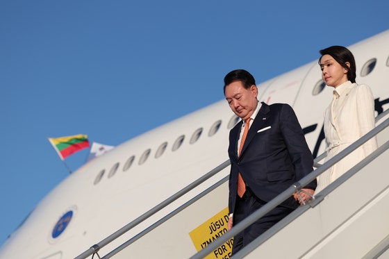 슬리퍼 끌고 호텔방 온 김건희…“尹 황당 모습에 장관들 경악”