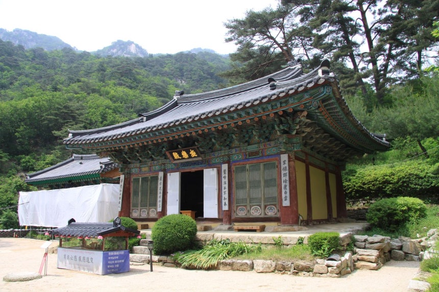 국가유산청은 30일‘가평 현등사 극락전’등 부불전 6건과‘금산 영천암 무량수각’등 요사채 4건을 국가지정 문화유산 보물로 지정 예고했다.사진은 가평 현등사 극락전.사진 국가유산청