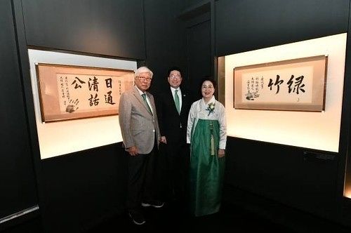 지난해 서울 덕수궁 돈덕전에서 열린 광복 80주년 특별전‘빛을 담은 항일유산’개막행사에 참석한 이상현 태인 대표 가족모습.이인정 아시아산악연맹 회장(왼쪽부터),이상현 대표,고(故) 구태회 LS전선 명예회장의