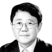 [박태균의 역사와 비평] 엇박자 국정 운영, 뿌리 깊은 부패 사슬 못 끊어 추락