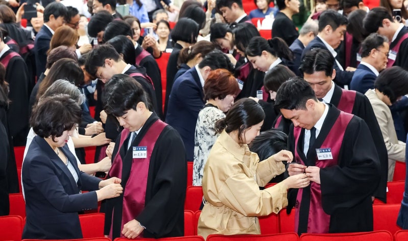 [사진] 기대·불안 속 신임 검사 임관