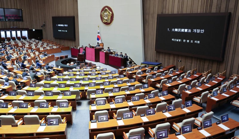 [사설] 개헌만큼은 여야 합의로 해야 한다