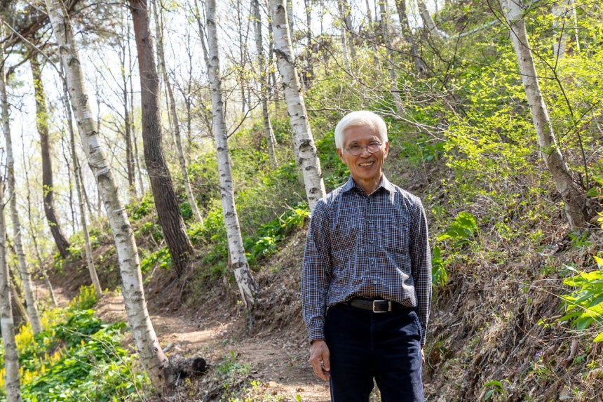 박주원 노아의숲 대표가 자작나무가 우거진 숲 길을 걸어내려오고 있다.장진영 기자