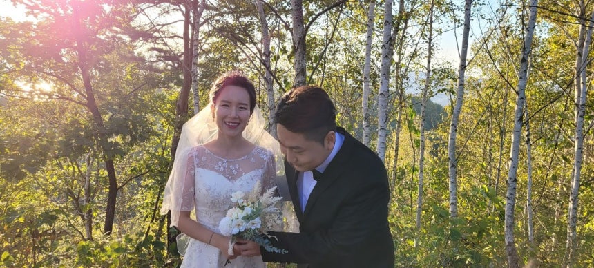 박주원 노아의숲 대표의 딸과 사위가 숲에서 촬영한 웨딩 사진.박주원 제공