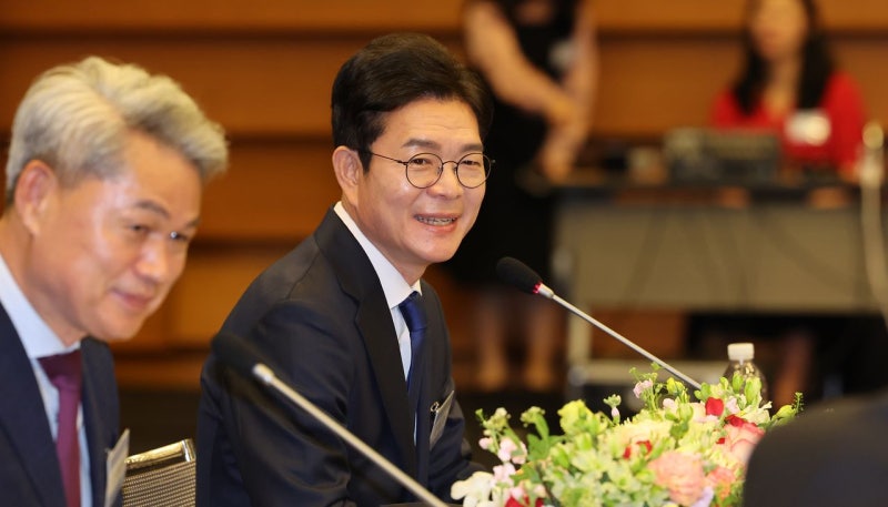 [사진] 질의에 답하는 정원오, 유승민 손잡은 오세훈