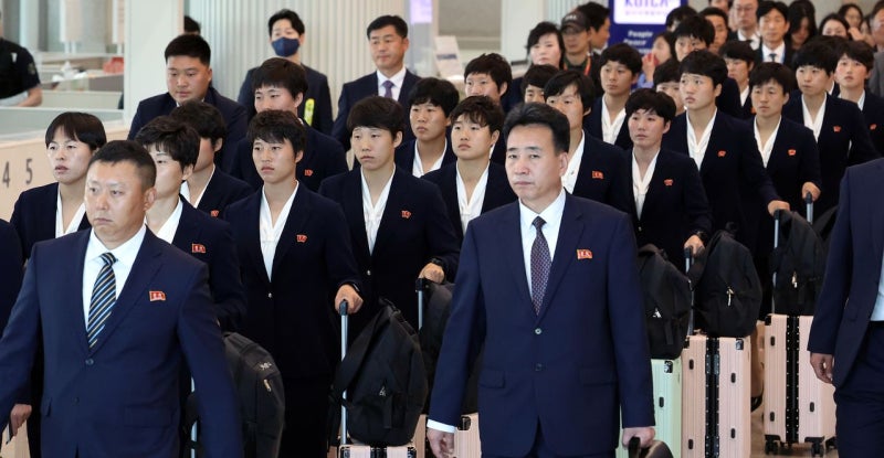 [사진] 북한 여자축구단 입국, 미소는 없었다