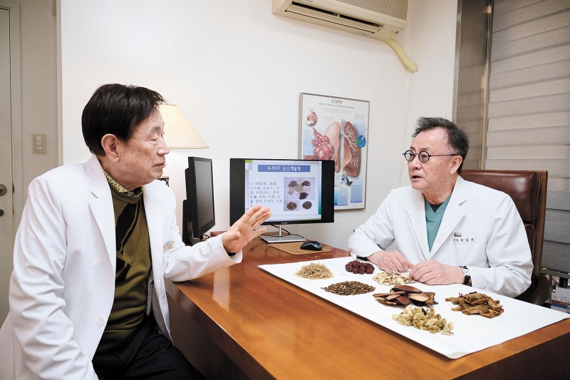 “황사·꽃가루에 목이 답답”…무심코 넘겼다간 폐에 ‘피고름’ [Health&]