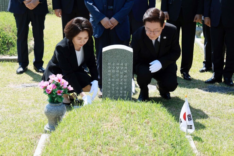 [사진] 이 대통령 부부, 오월 영령에 헌화