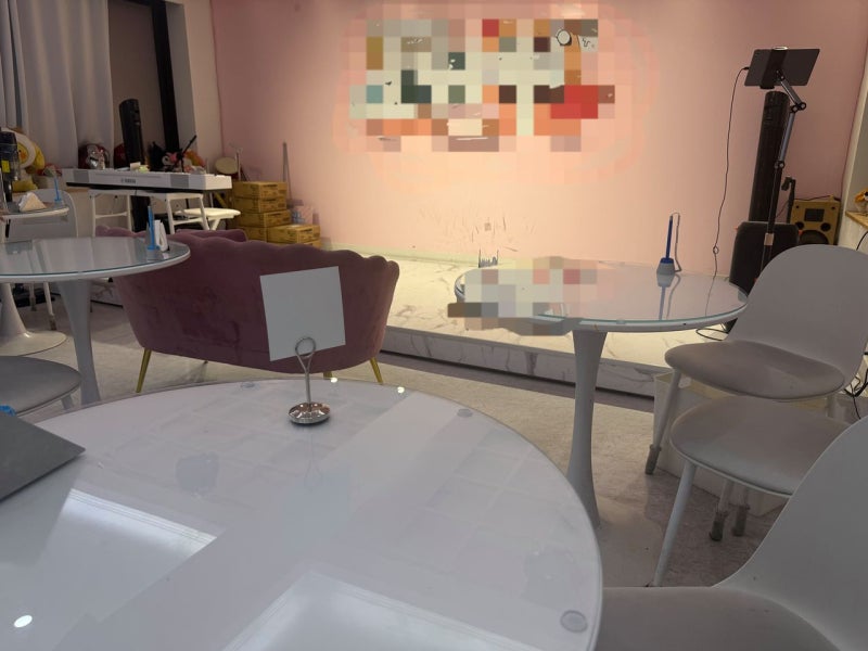 ‘노출 옷’ 여직원과 밀착사진 2만원…이런 카페 고교생도 줄선다