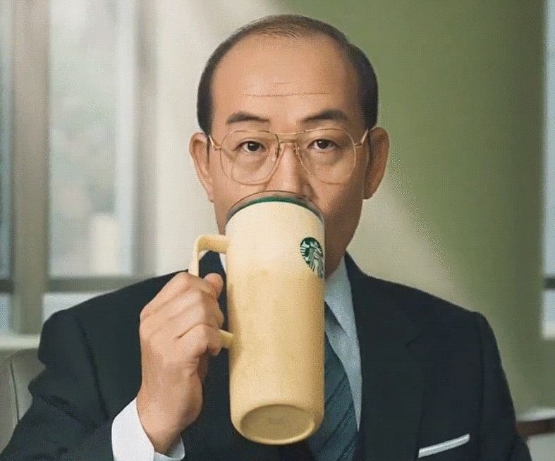 ‘탱크 텀블러’ 든 전두환…“스벅 돈쭐내자” 5·18 조롱 콘텐트 기승