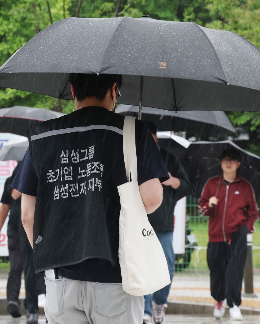 20일 경기도 평택시 삼성전자 평택캠퍼스 앞에서 노조원이 건널목을 건너고 있다.삼성전자 노조는 총파업을 유보하고 전 조합원을 대상으로 2026년 임금협약 잠정합의안 투표를 한다.[뉴스1]
