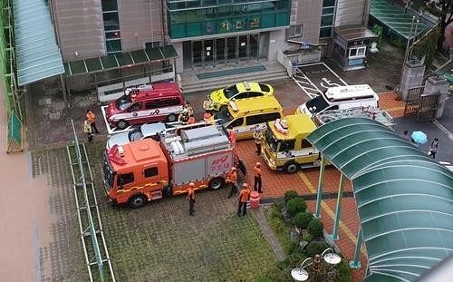 소방당국이 지난해 10월 13일 인천시 서구 대인고에 출동해 폭발물을 수색하고 있다. 연합뉴스
