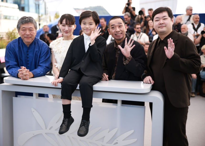 영화 '상자 속의 양' 고레에다 히로카즈 감독(맨 왼쪽부터)과 주연 배우들이 17일(현지 시간) 프랑스 칸에서 열리고 있는 제79회 칸국제영화제에서 외신들의 카메라 앞에 섰다.EPA=연합뉴스