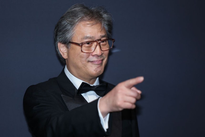 올해 경쟁부문 심사위원장을 맡은 박찬욱 감독이 17일(현지 시간) 영화제에서 열린 '2026 키리이 우먼 ㅣㄴ 모션 어워즈' 행사에 참석했다.AFP=연합
