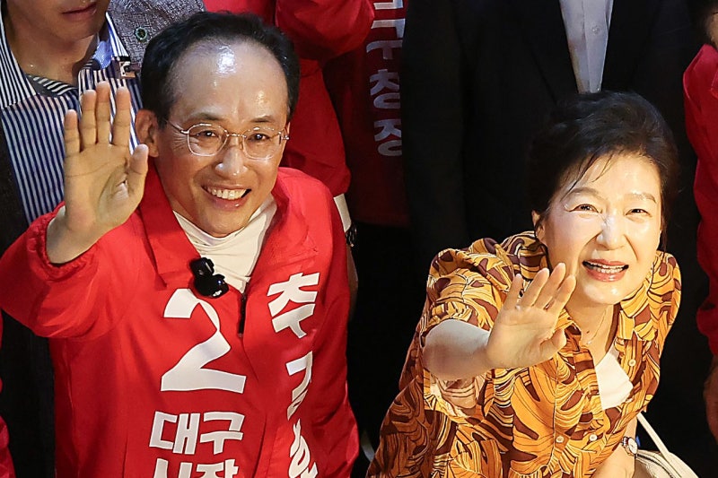 대구 이어 충청…박근혜, 압박붕대 감고 지원 유세