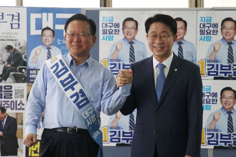 차기 국회의장 조정식, 김부겸 지원…국힘 “정치 중립 의무 지켜라” 반발