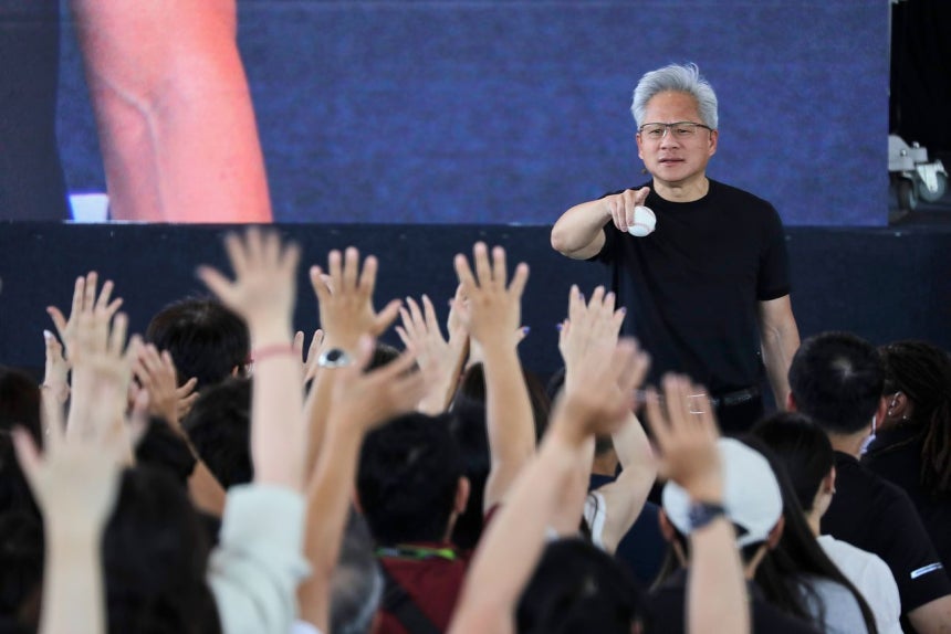 젠슨 황 엔비디아 CEO가 27일 대만 타이베이에서 열린 엔비디아 대만 본부‘컨스텔레이션’건설 현장 행사에서 연설하고 있다.[AP=연합뉴스]