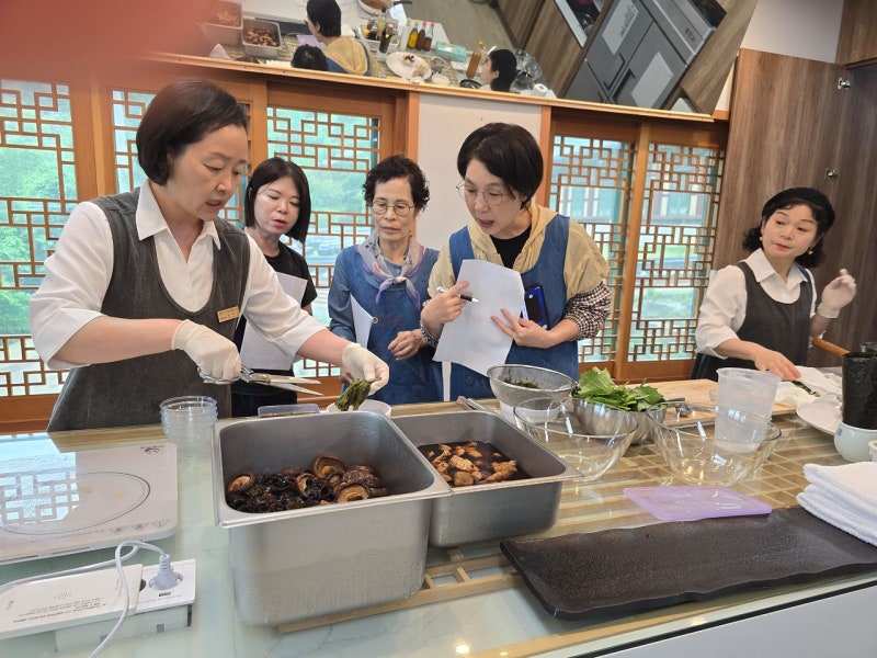 "K-푸드의 진짜 힙한 매력" 외국인들이 사찰음식에 열광하는 이유