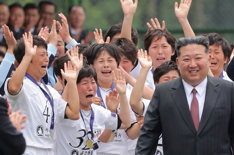 [사진] 김정은 보고 흐느끼는 북한 여자 축구단