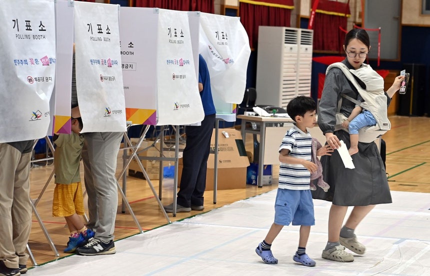 제9회 전국동시지방선거 투표일인 3일 오후 대전시 서구 서일여자고등학교 체육관에 마련된 투표소를 찾은 유권자들이 소중한 한 표를 행사하고 있다.김성태 객원기자