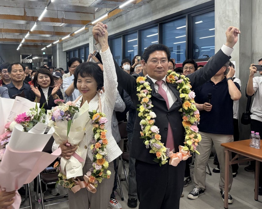 이상일 국민의힘 용인시장 당선인(오른쪽)이 지지자들을 향해 인사하고 있다.이 당선인은 용인시 최초의 연임 재선 시장이라는 타이틀을 얻었다.[사진 이상일 당선인 캠프]