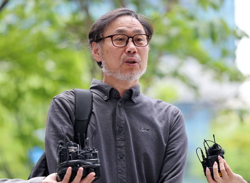 노태악 중앙선거관리위원장을 비롯한 선관위 관계자 6명을 직무유기와 직권남용 혐의로 고발한 김순환 서민민생대책위원회(서민위) 사무총장이 8일 오전 서울 강동경찰서에 출석하며 취재진 질문에 답변하고 있다. 뉴스1