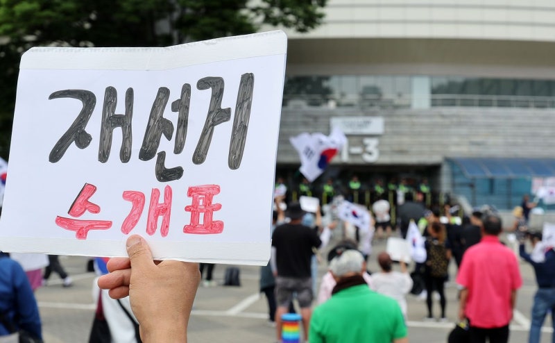 “제발요” <b>핸드볼</b> 女대표팀 봉변…시위대는 가방까지 뒤졌다