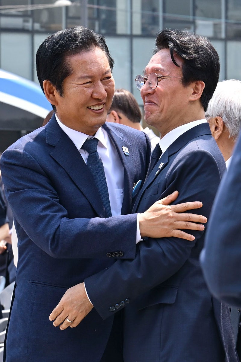 [사진] 웃고 있지만