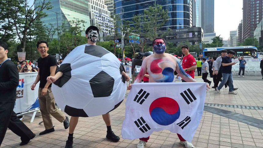 2026 북중미 월드컵 1차전이 열리는 12일 오전 서울 여의도 한국투자증권 본사 앞 거리 응원장에서 이시우(30·오른쪽)씨가 화이팅을 외치고 있다. 이규림 기자
