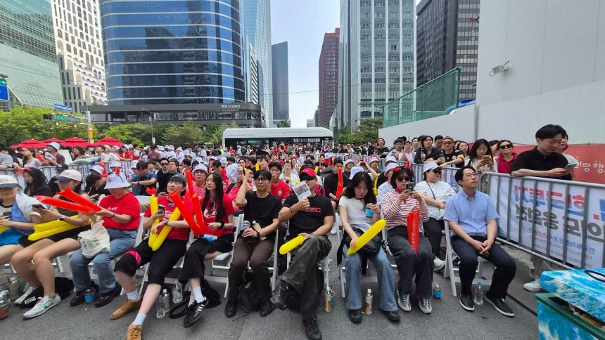 2026 북중미 월드컵 1차전이 열리는 12일 오전 서울 여의도 한국투자증권 본사 앞에서 열린 거리 응원에 시민들이 모여 있다. 이규림 기자