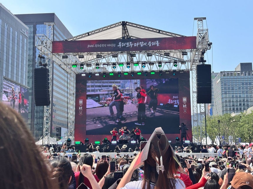 2026 북중미 월드컵 1차전이 열리는 12일 오전 서울 광화문광장 거리 응원장에서 아이돌 그룹 코르티스가 공연하고 있다. 곽주영 기자
