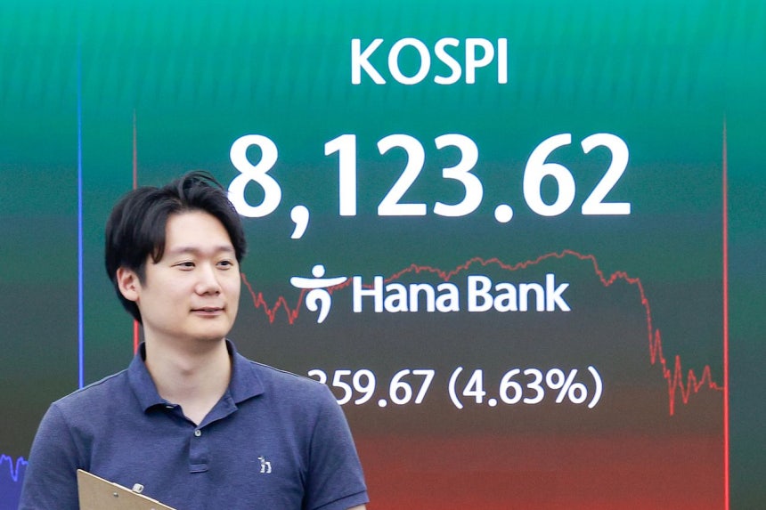12일 오후 서울 중구 하나은행 본점 딜링룸에 종가가 나오고 있다. 이날 코스피는 전일 종가와 비교해 359.67포인트(4.63%) 상승한 8123.62, 코스닥은 32.12p(3.22%) 오른 1029.05로