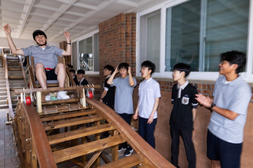 지난 8일 강원 원주 대성고에서 학생이 롤러코스터를 타고 있다.이 롤러코스터는 학교 축제를 맞아 교내 물리동아리 학생들이 직접 제작한 것으로,<a href=